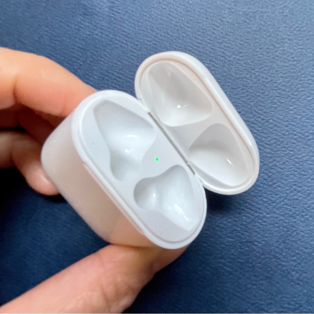 Like New Apple AirPod Wireless Charging Case (case only)